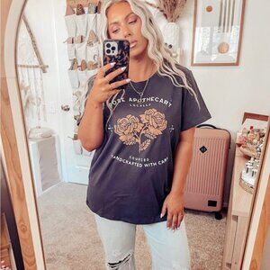 Schitt's Creek | Rose Apothecary Short Sleeve Graphic T-Shirt | Size Extra Large